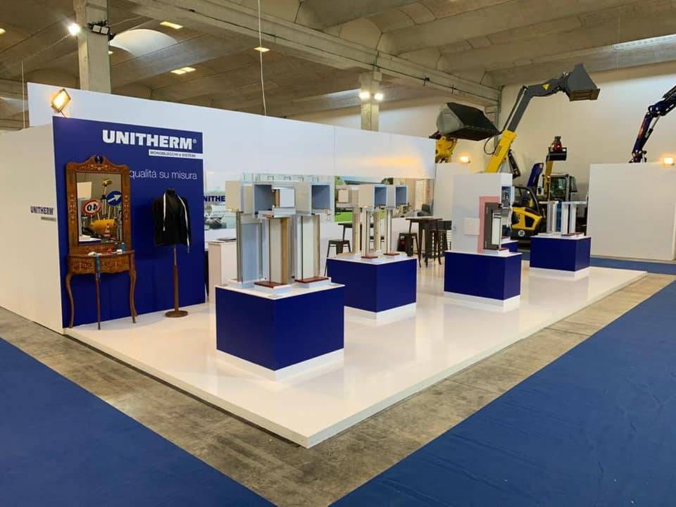 Una grande stanza con un cartello unitherm sul muro
