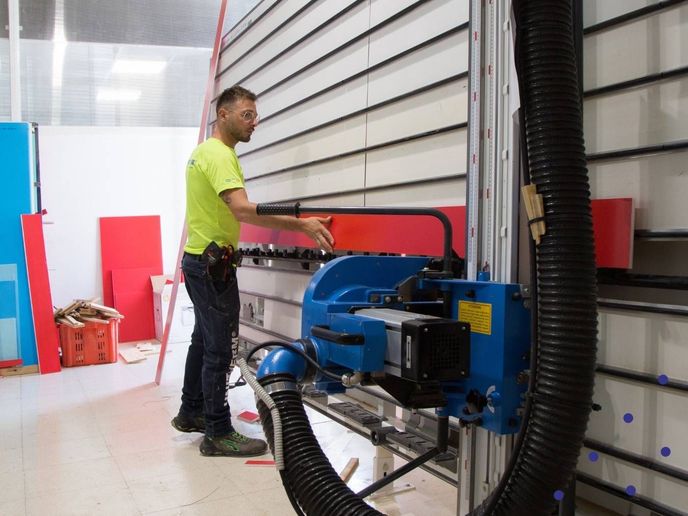 Un uomo sta lavorando a una macchina in una fabbrica.