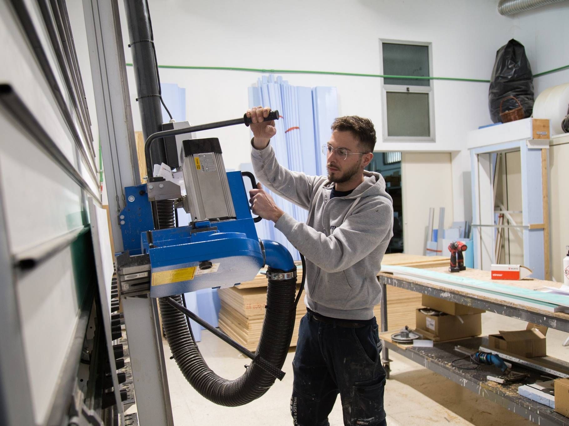 Un uomo sta lavorando a una macchina in una fabbrica.