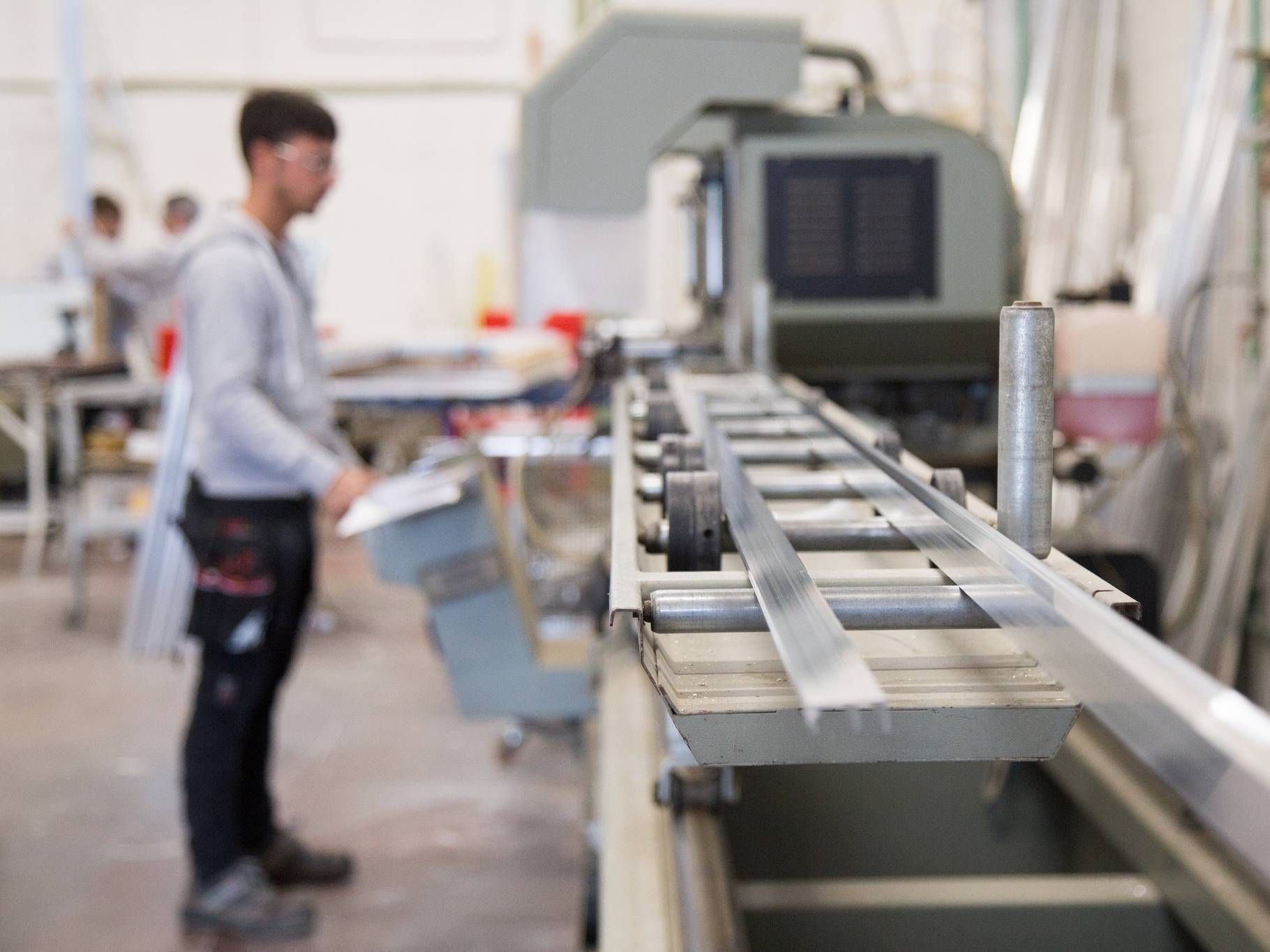 Un uomo sta lavorando a una macchina in una fabbrica.