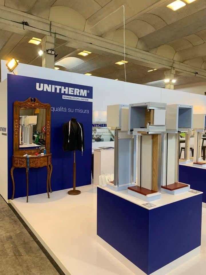 Una cabina unitherm con uno specchio e un abito in mostra