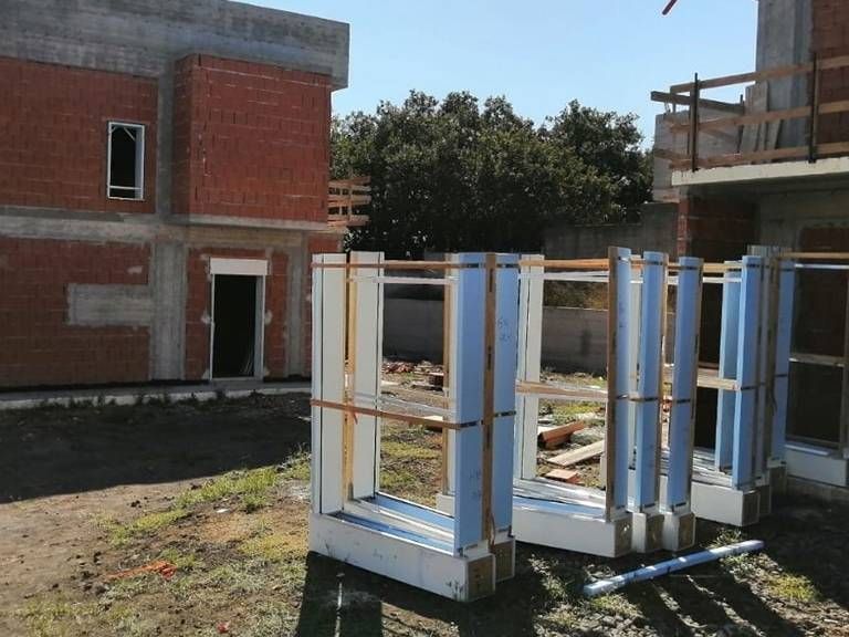 Un cantiere con un edificio in mattoni sullo sfondo