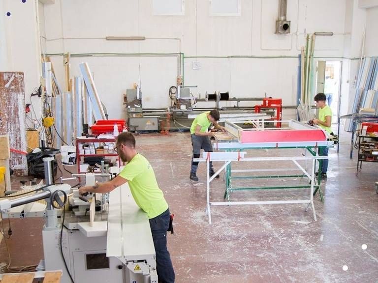 Un gruppo di uomini lavora in una fabbrica.