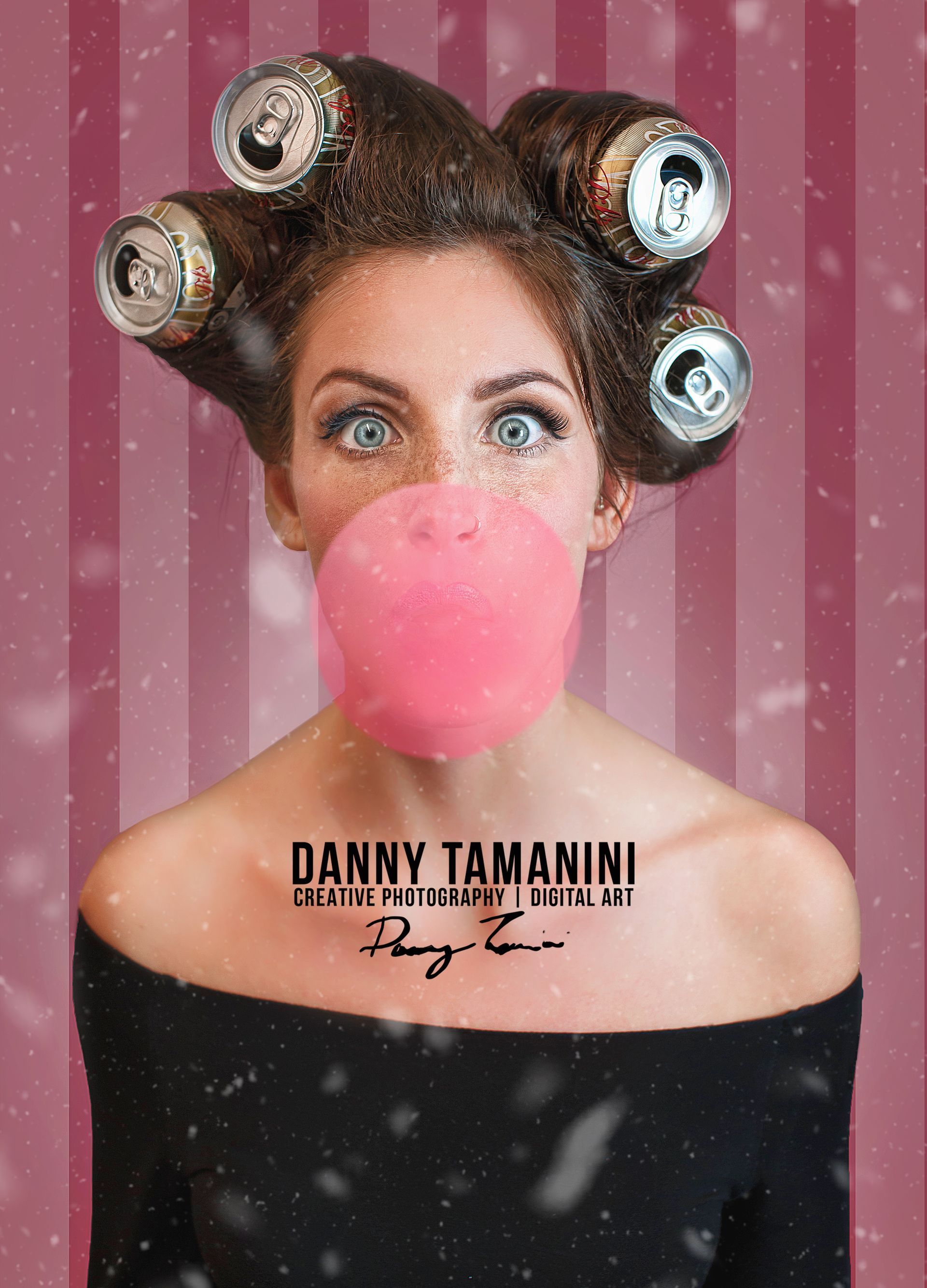 Donna con bigodini a forma di lattina che soffia una bolla di gomma da masticare, con lentiggini e sfondo rosa.