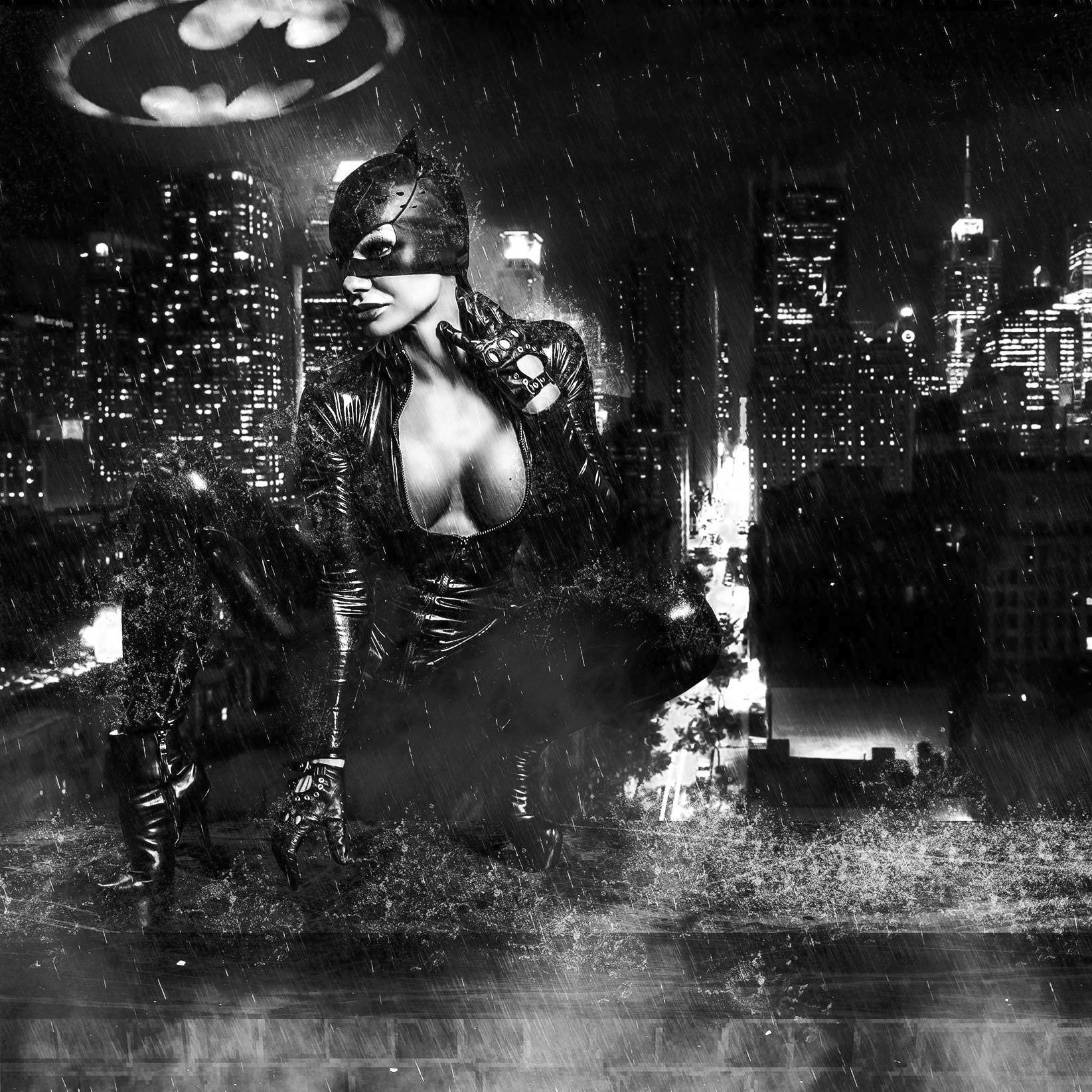Una foto in bianco e nero di una donna vestita da Catwoman di Danny Tamanini