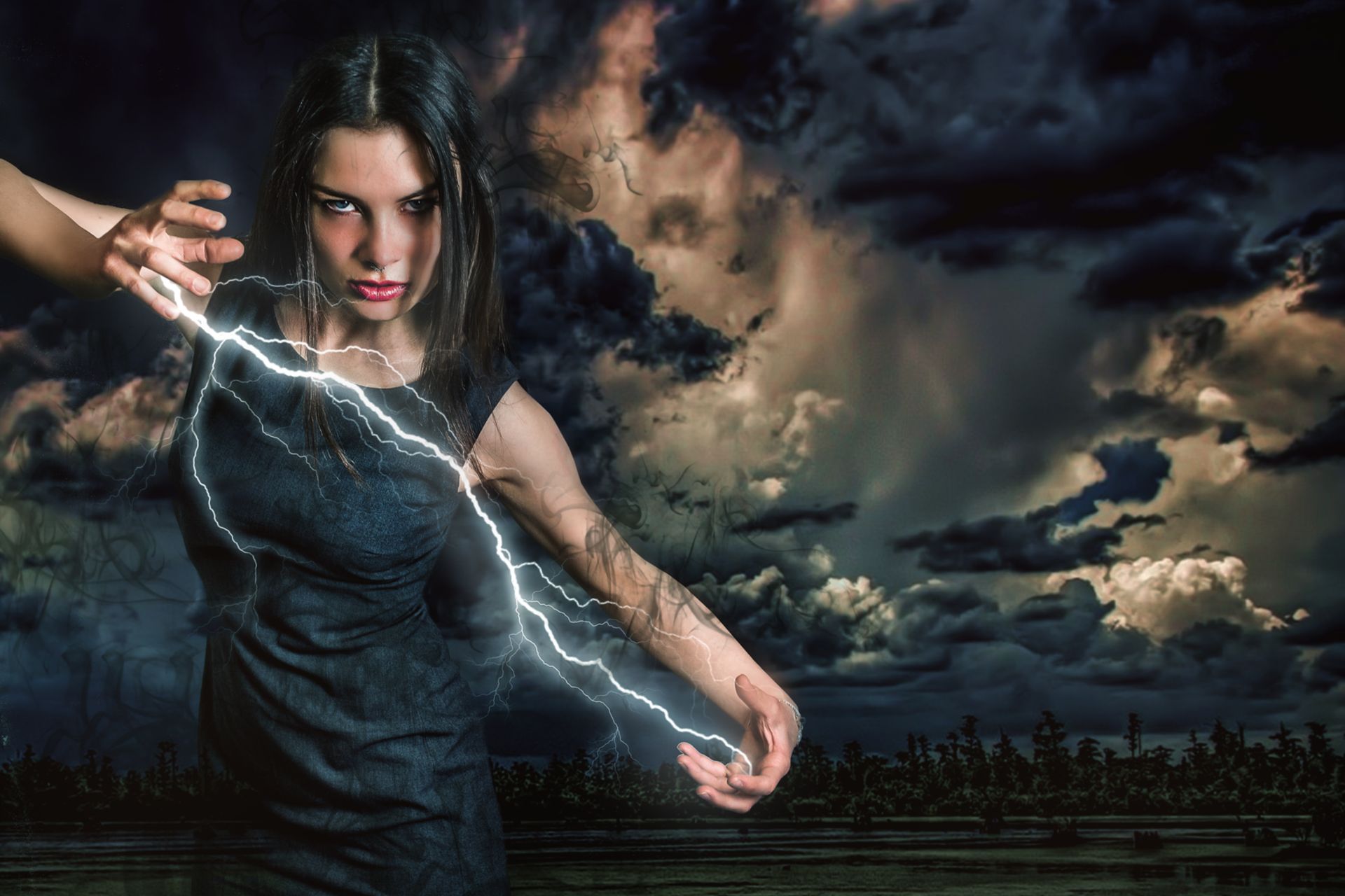 Donna dai capelli scuri e dagli occhi luminosi, che evoca fulmini con la punta delle dita contro un cielo tempestoso.