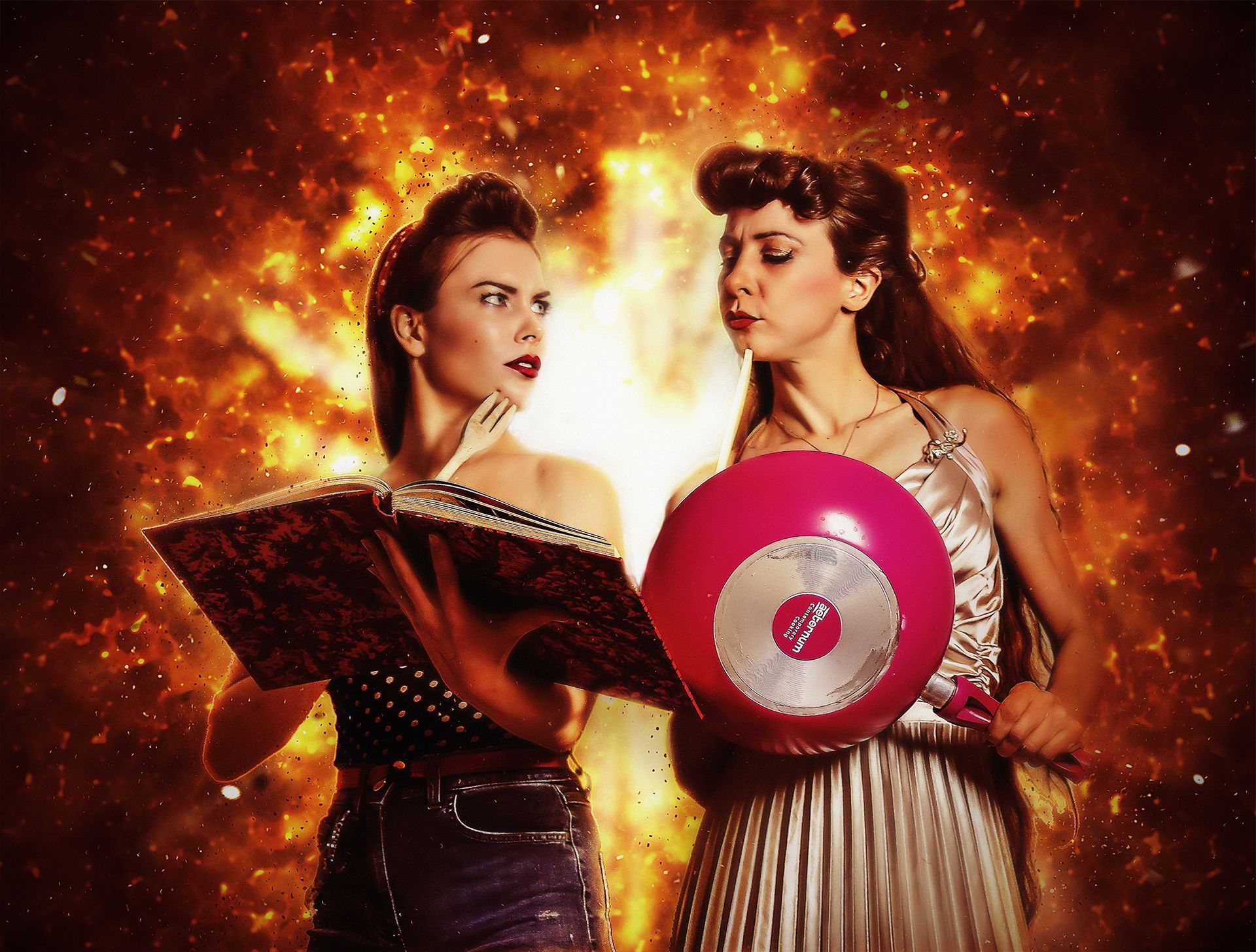 Due donne di fronte a un'esplosione: una con un libro di ricette , l'altra con una padella rosa.