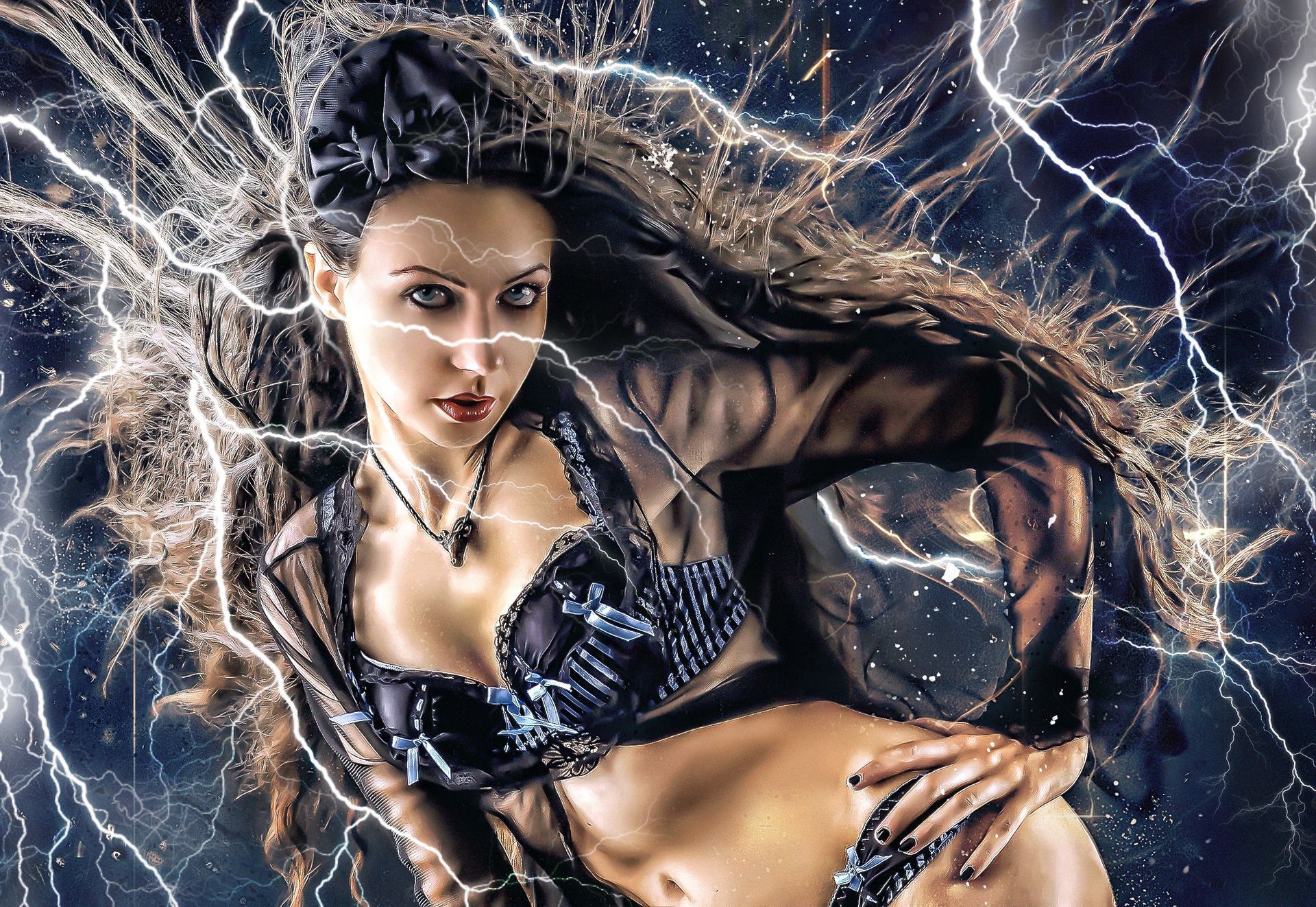 Donna dai capelli fluenti, circondata da energia elettrica, che indossa lingerie nera e assume una posa seducente.