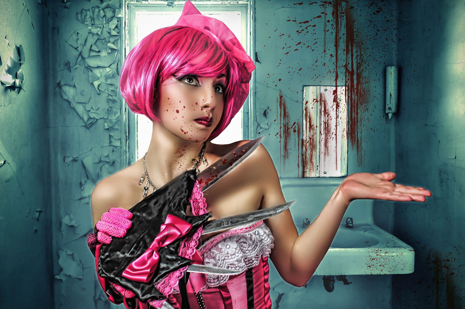 Una donna con parrucca e vestito rosa è in piedi in un bagno disordinato e pieno di schizzi di sangue.
