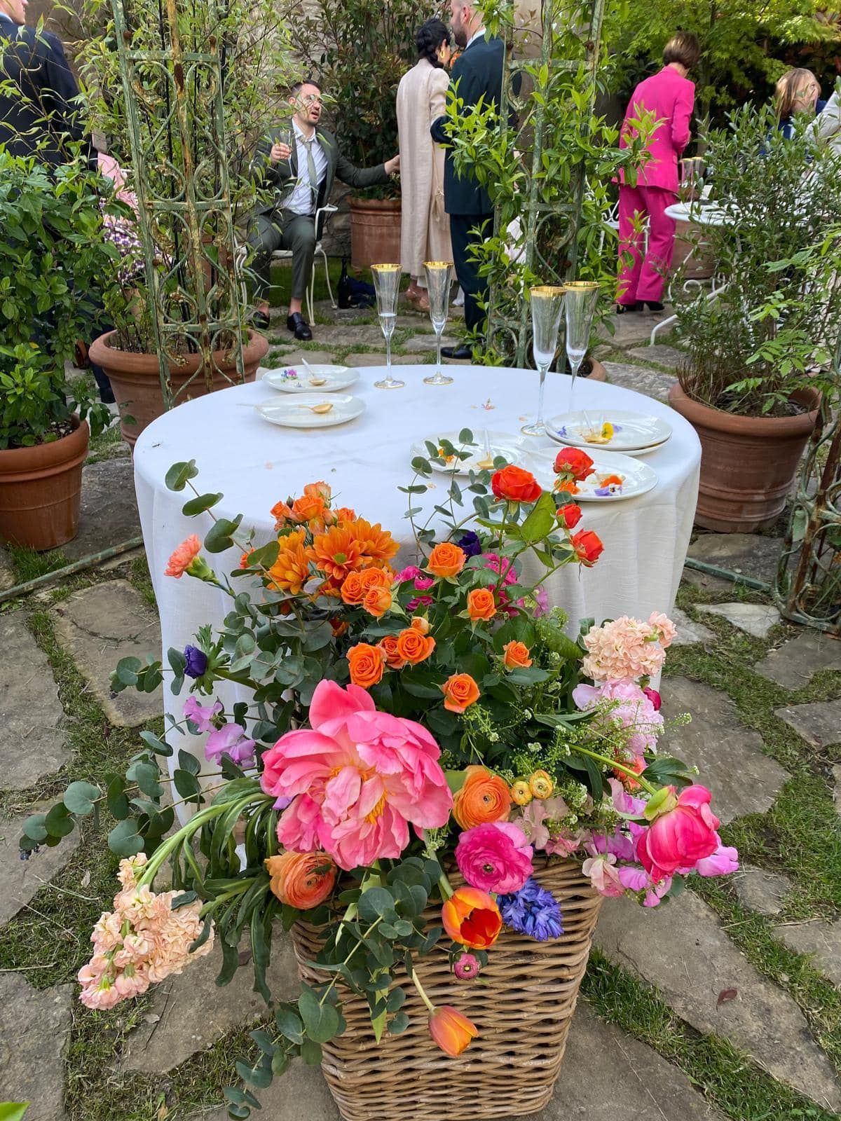 Un tavolo con sopra un cesto di fiori