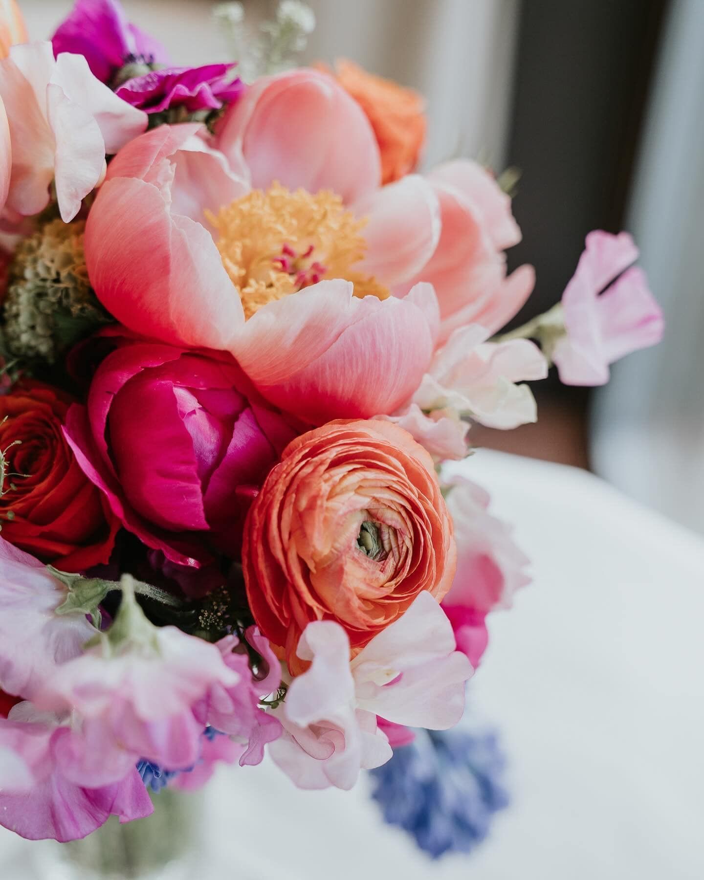 Un primo piano di un mazzo di fiori su un tavolo.