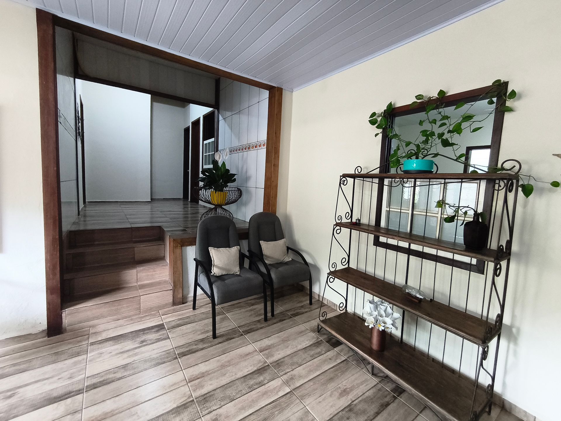 Balcão de recepção de madeira em uma sala com janela e porta.