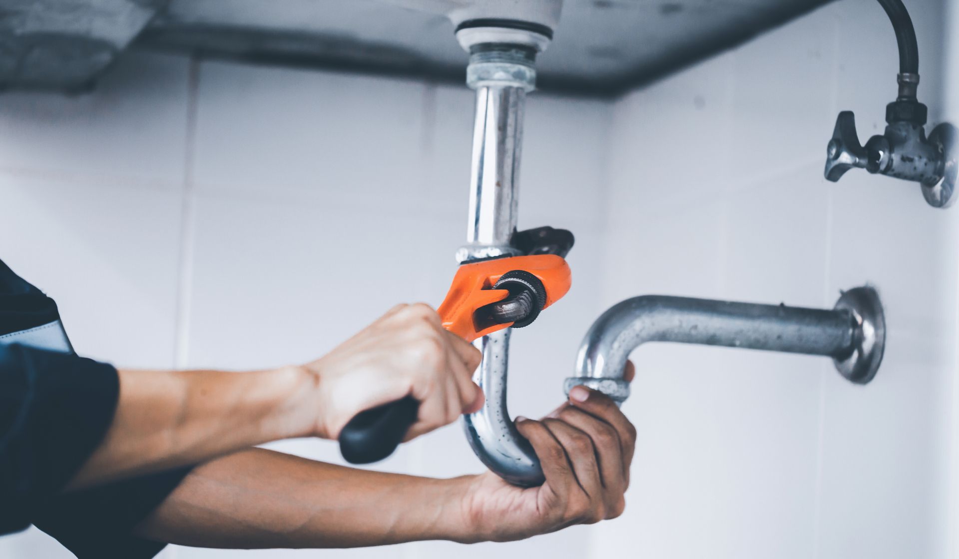 View of a technician from All Suburban Emergency Plumbing, a plumbing company in Downers Grove Villa