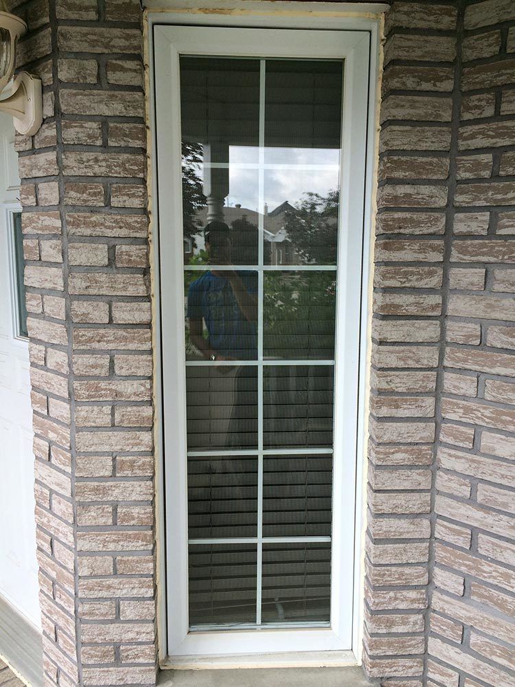 grande fenêtre à guillotine blanche