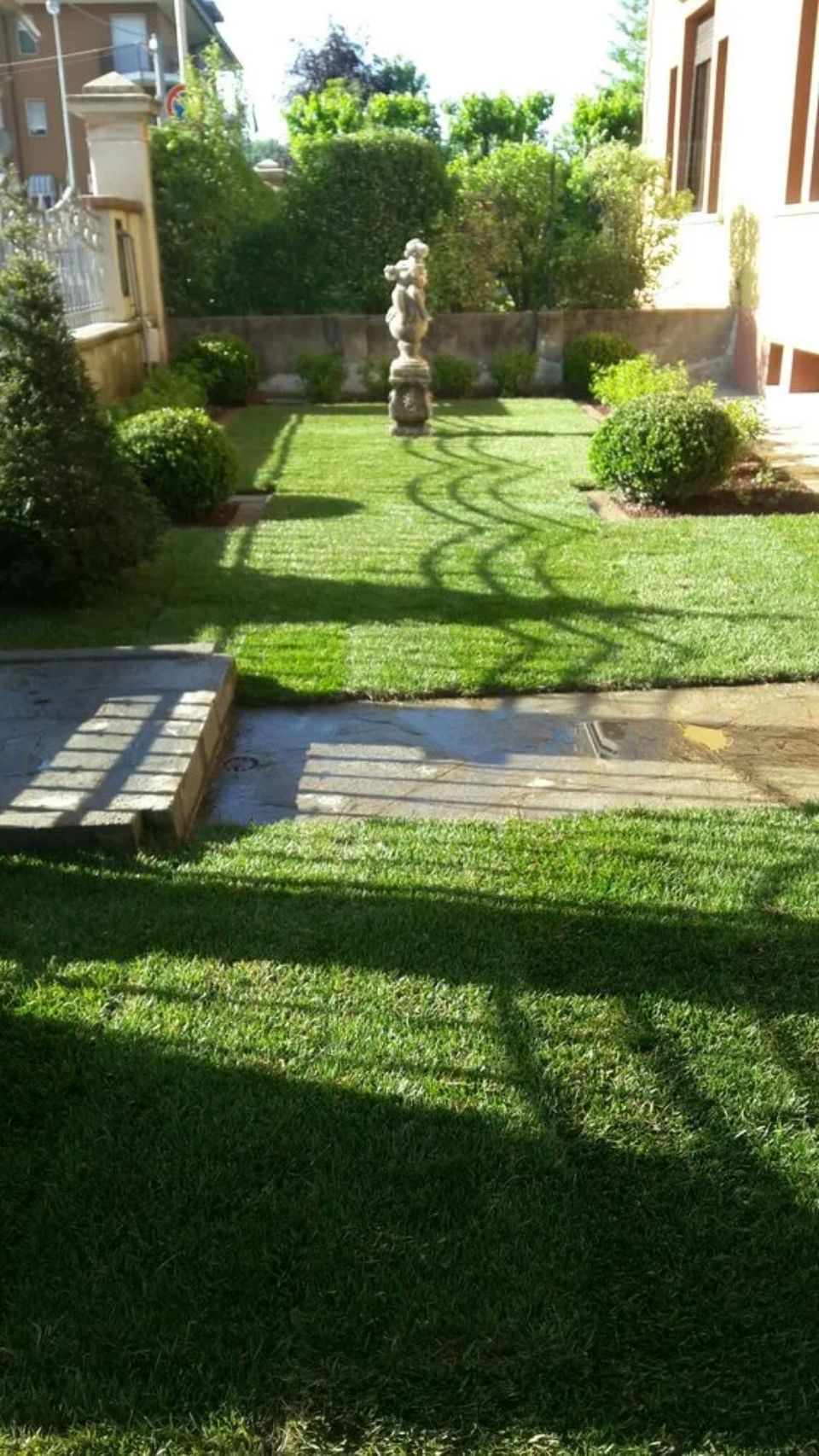 Giardino con manto erboso