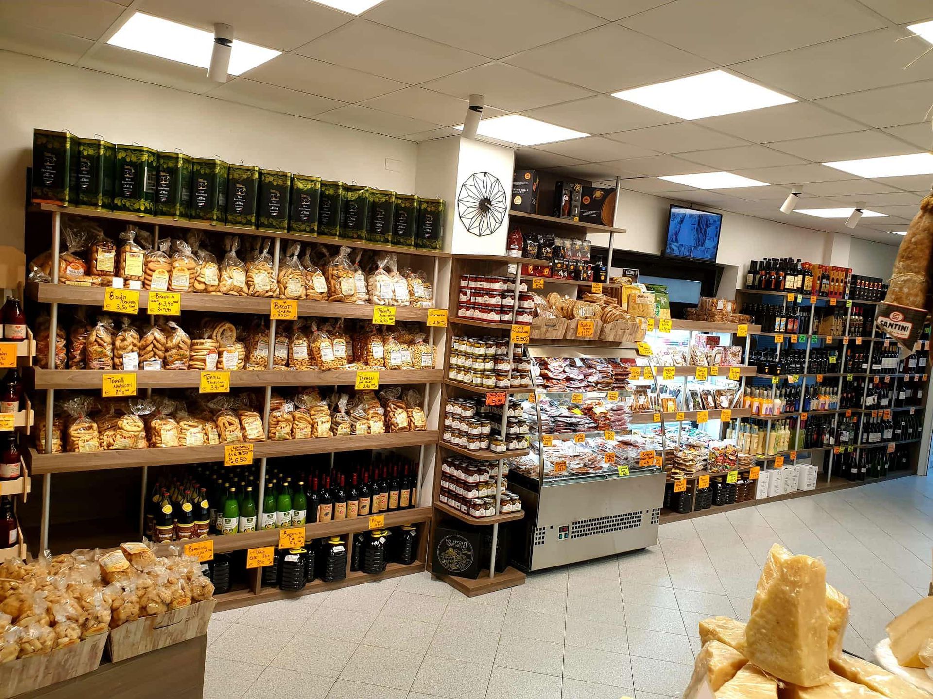 L'interno di un supermercato con un orologio sul muro