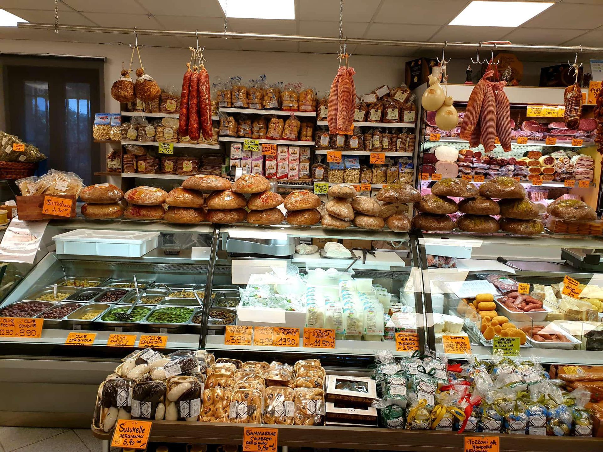 Un supermercato pieno di tantissimi tipi diversi di cibo