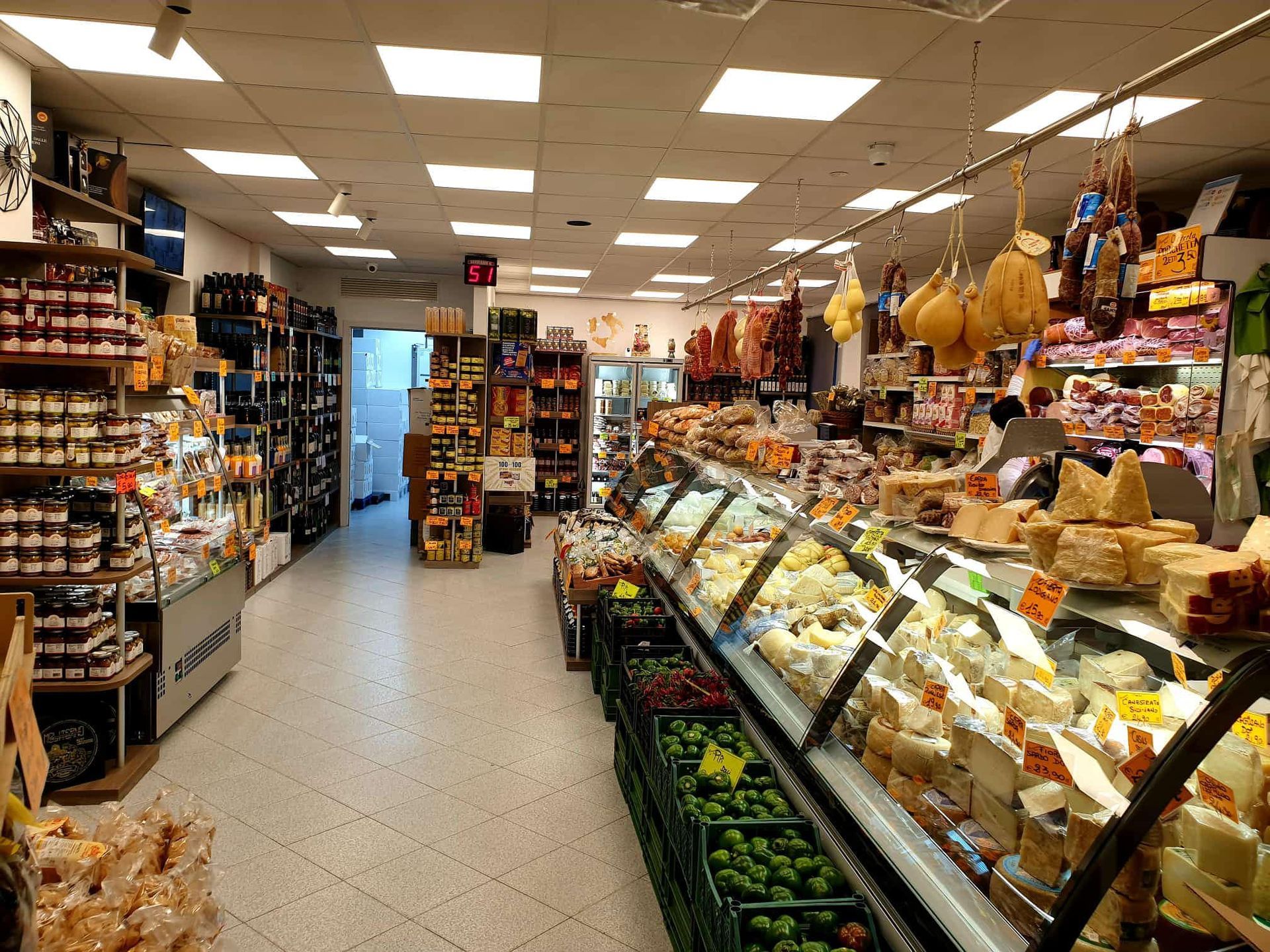 L'interno di un supermercato pieno di cibo