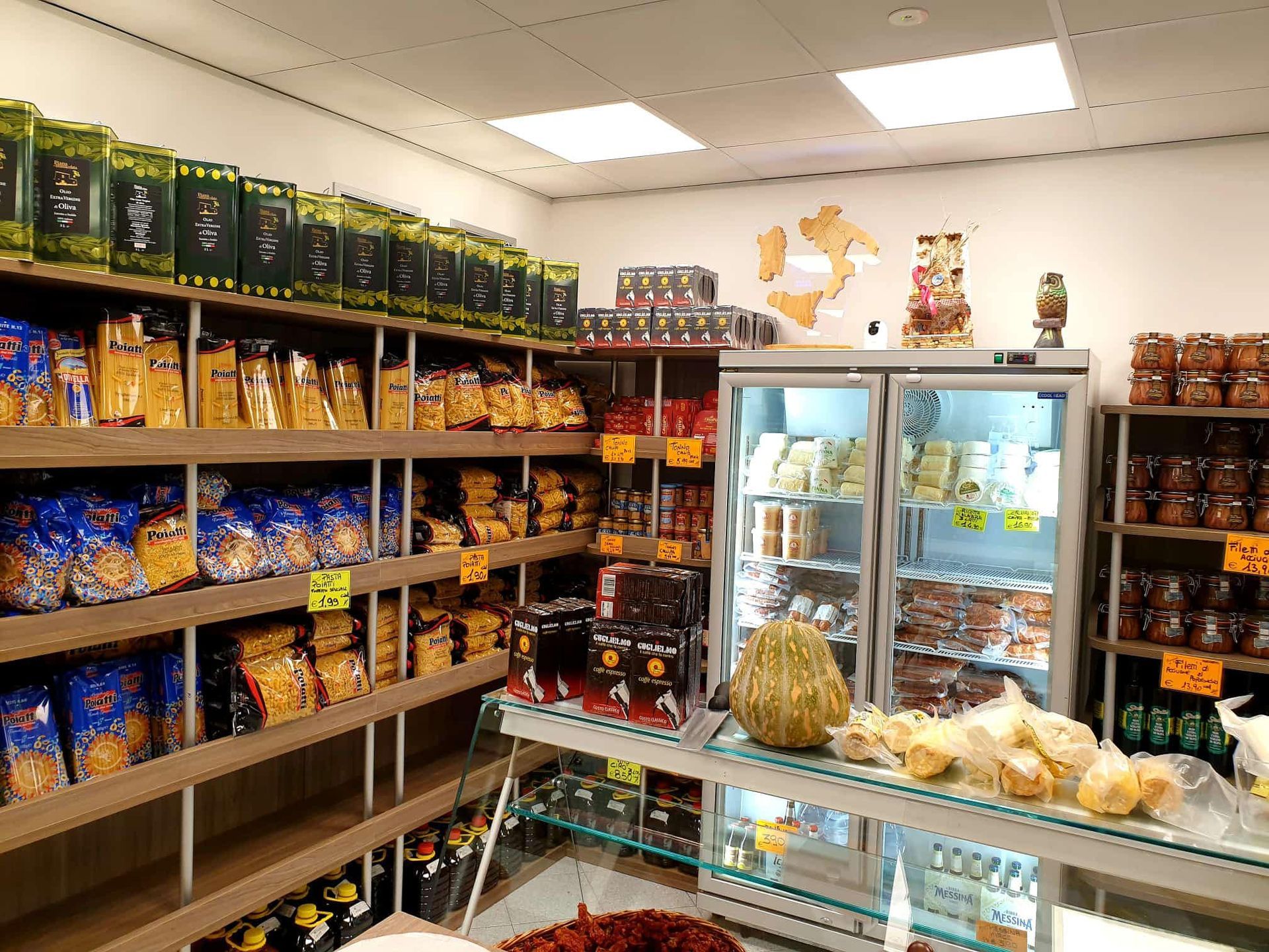 Un supermercato pieno di cibo e con un frigorifero.