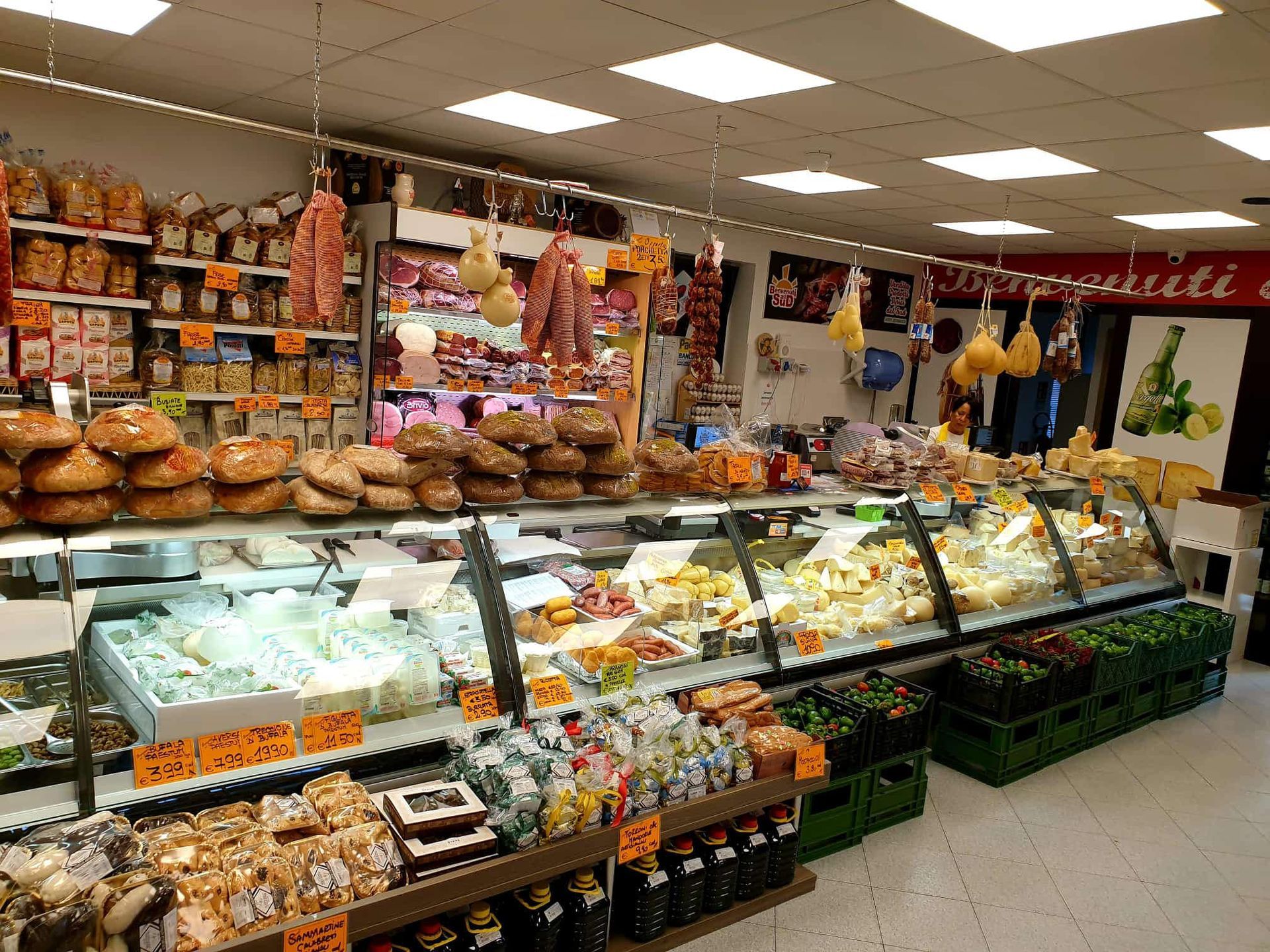 L'interno di un supermercato pieno di cibo