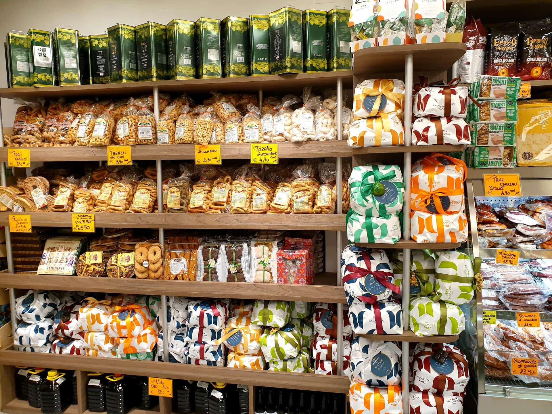 Uno scaffale di un negozio pieno di tantissimi tipi diversi di cibo.