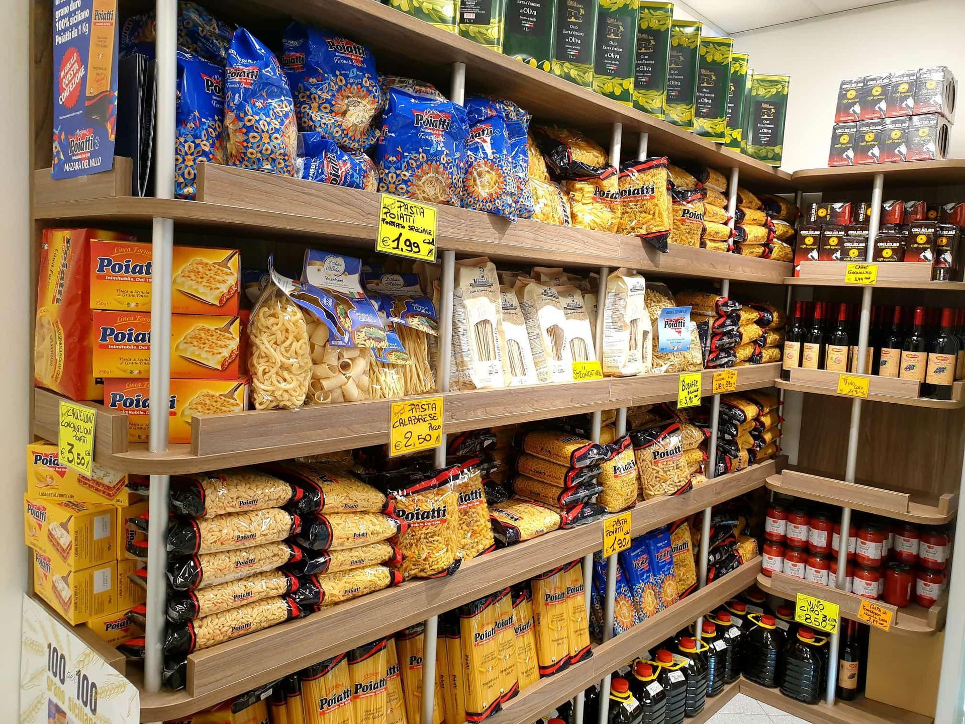 Un supermercato pieno di cibo e bevande.