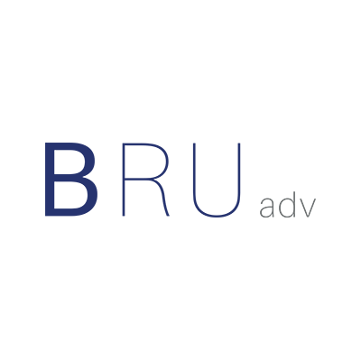 O logotipo da bru adv é azul e branco em um fundo branco.