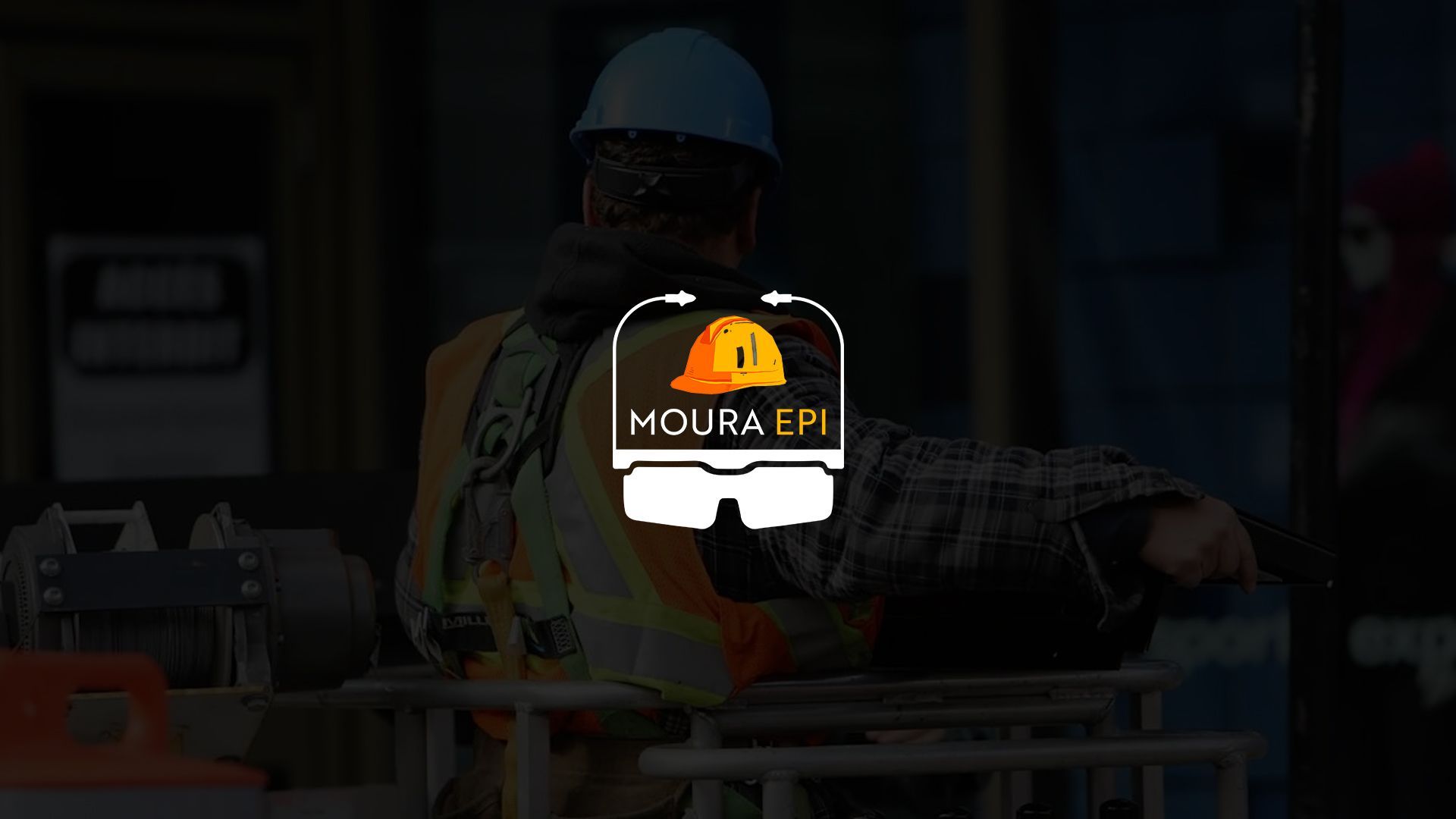 Um trabalhador da construção civil usando óculos de segurança e capacete.