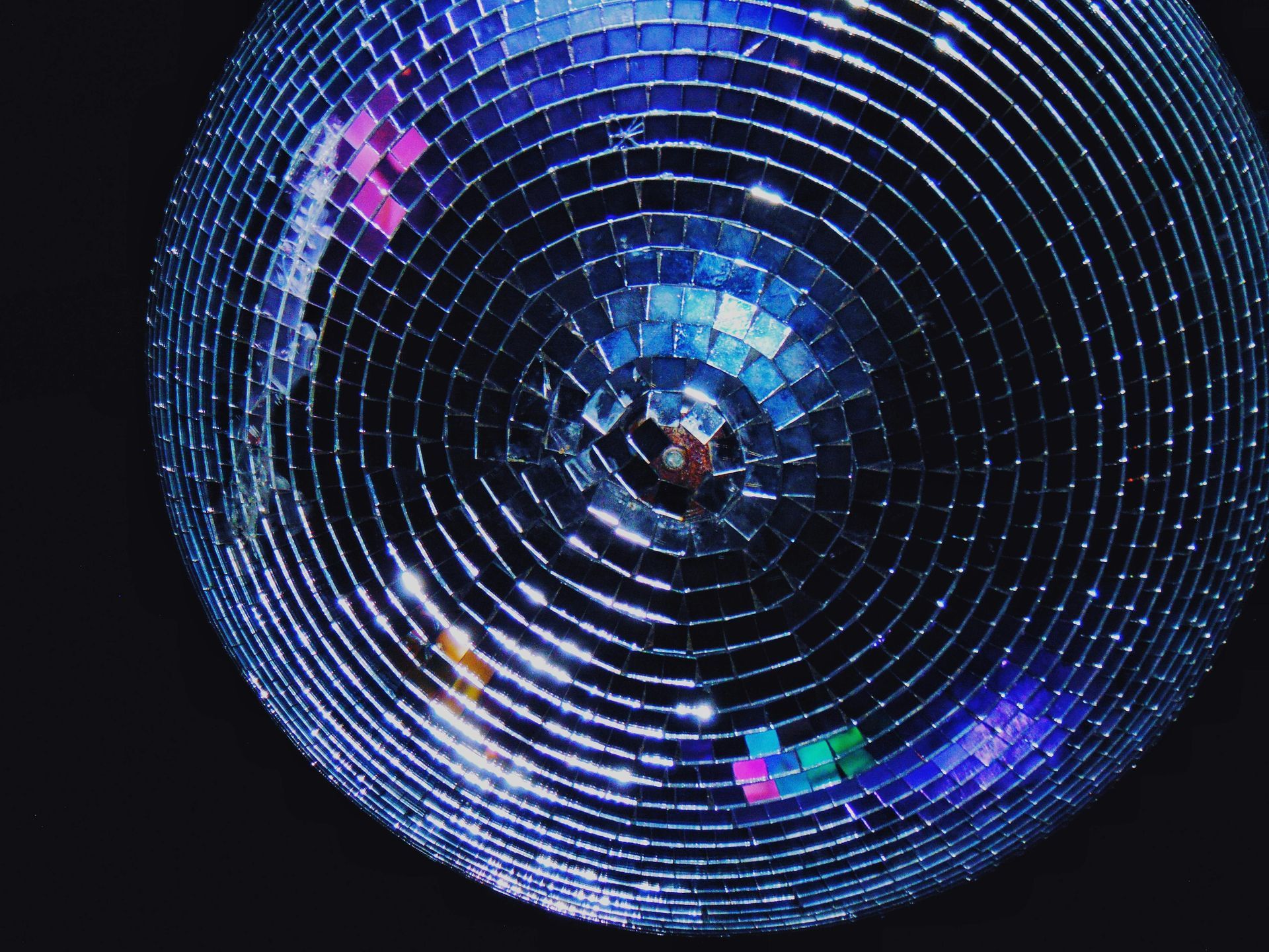 Um close de uma bola de discoteca com fundo preto