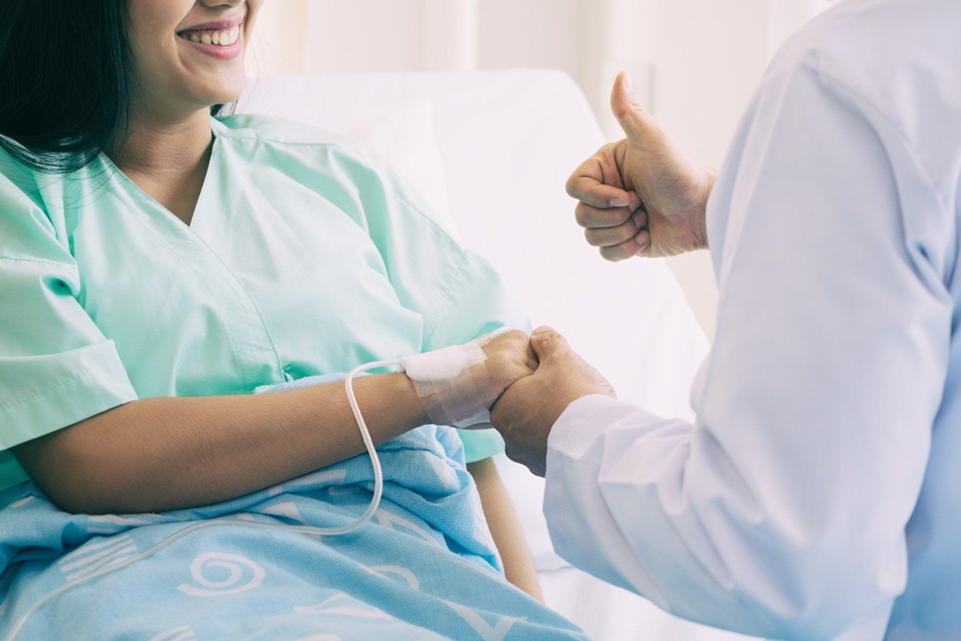 Medico assiste paziente