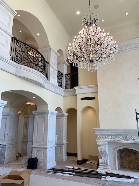 A living room with a chandelier hanging from the ceiling