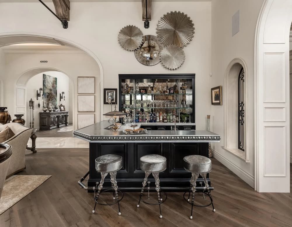 Mixing new and old furniture in interior design