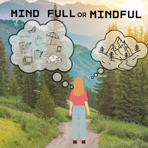 Frau auf dem Weg mit einer vollen Gedankenblase (Aufgaben) und einer achtsamen Gedankenblase (Naturszene).