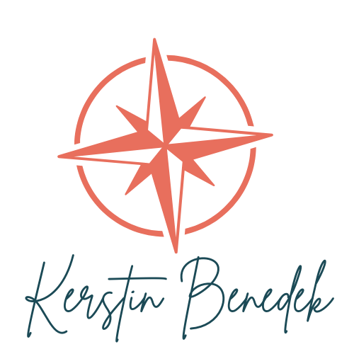 Korallenrote Kompassrose in einem orangefarbenen Kreis, blaugrüne Schrift mit der Aufschrift „Kerstin Benedek“.