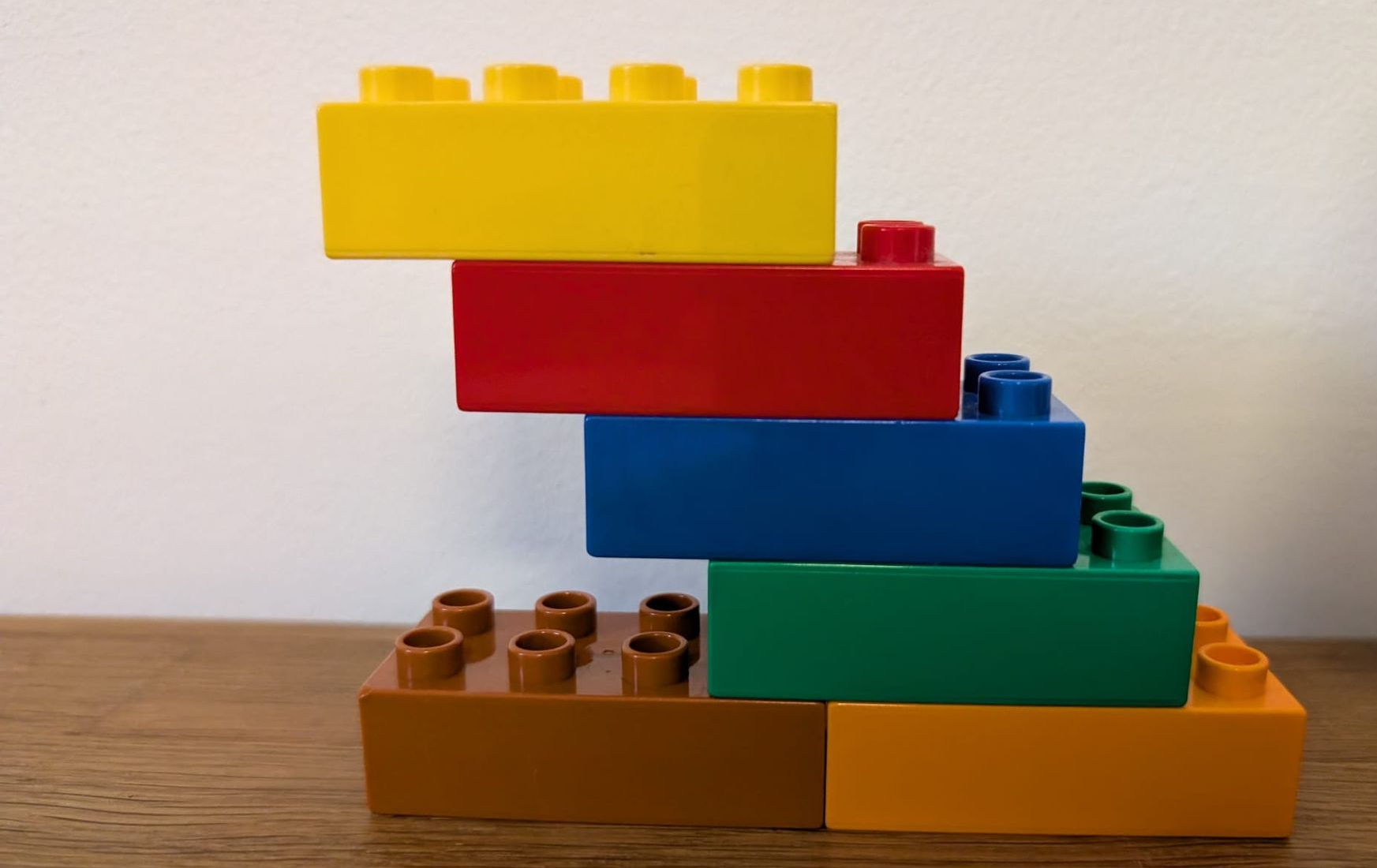 Stapel bunter Legosteine bilden Treppen.