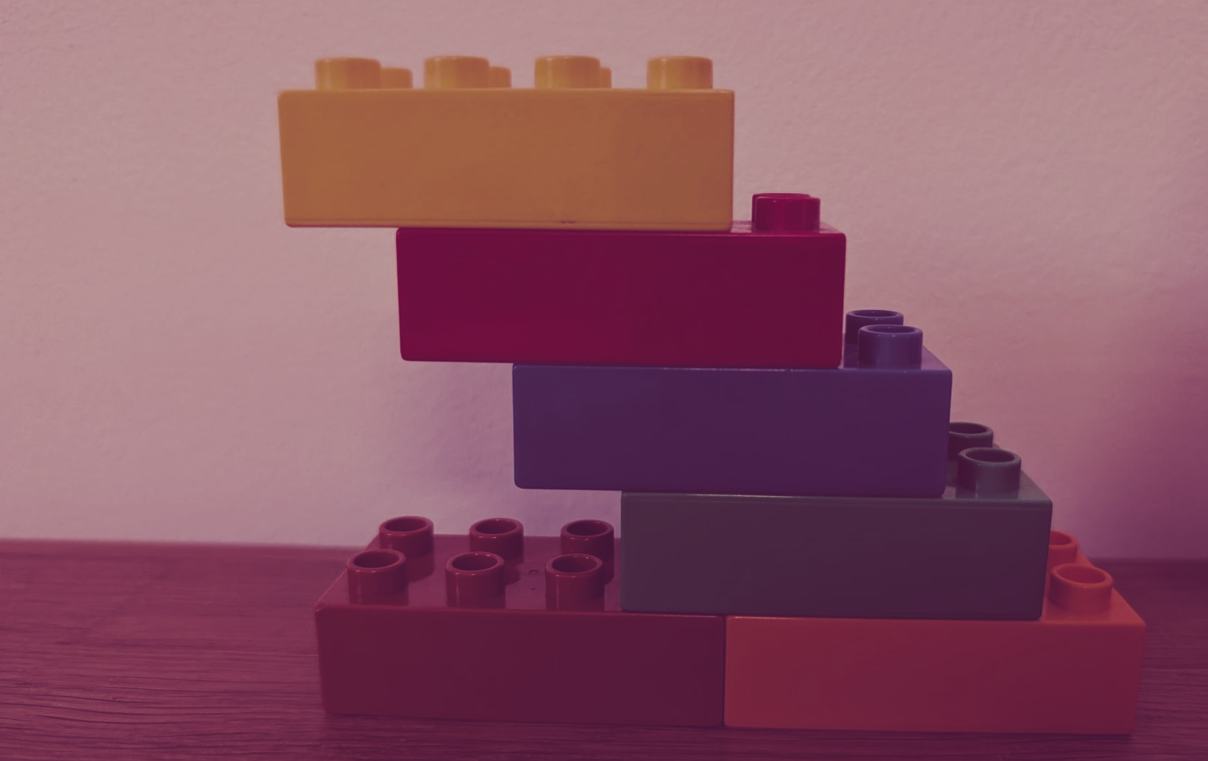 Ein Stapel bunter Legosteine bildet Stufen.