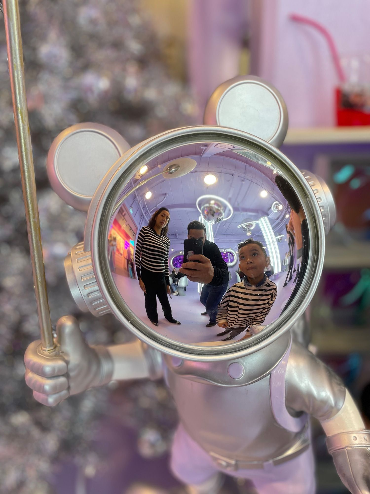 Een beeldje van een muis met een vergrootglas erop.