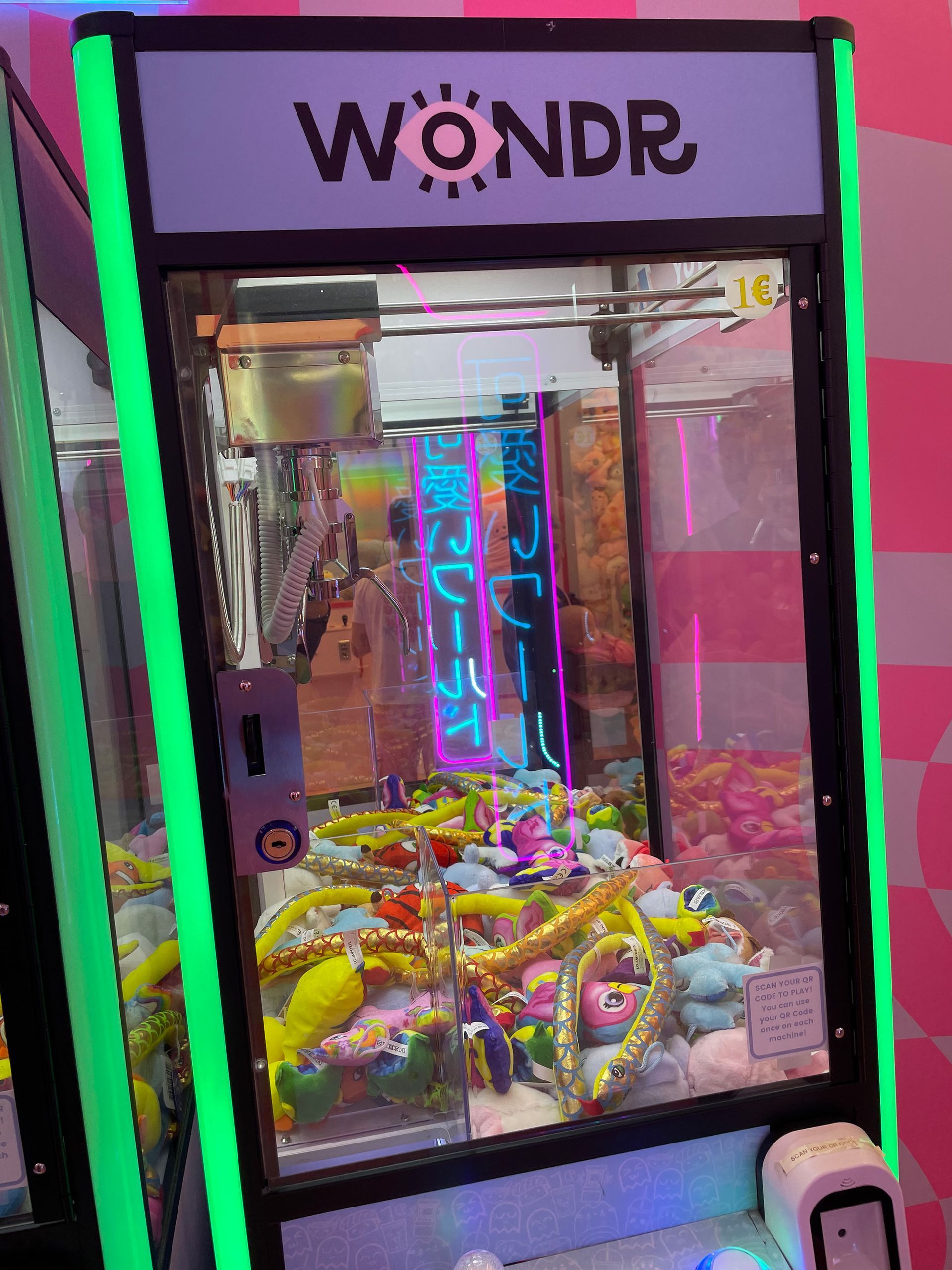 Een wonderbaarlijke grijpmachine gevuld met opgezette dieren.