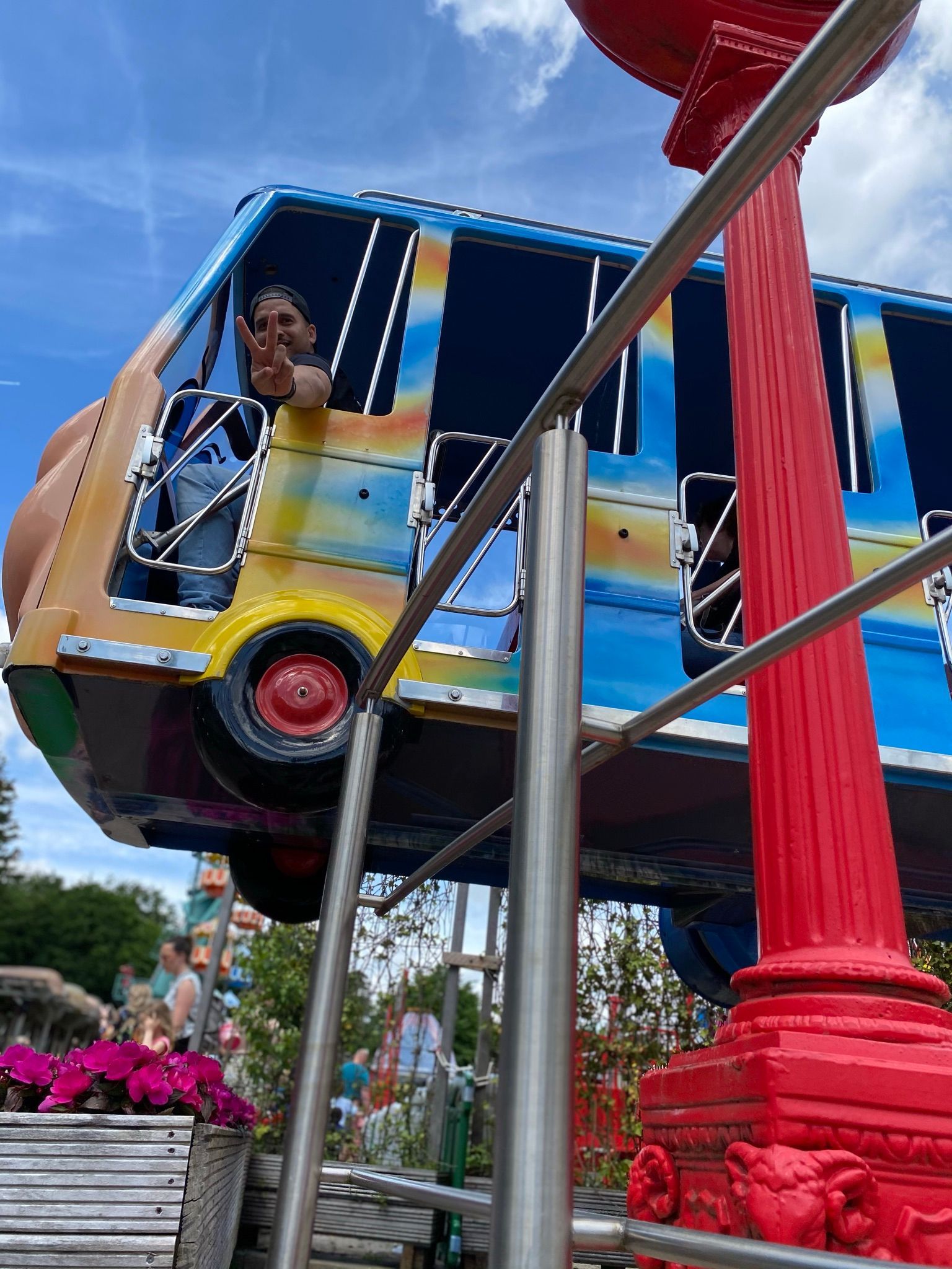 Iemand rijdt in een kleurrijke bus in een achtbaan in Julianatoren. 