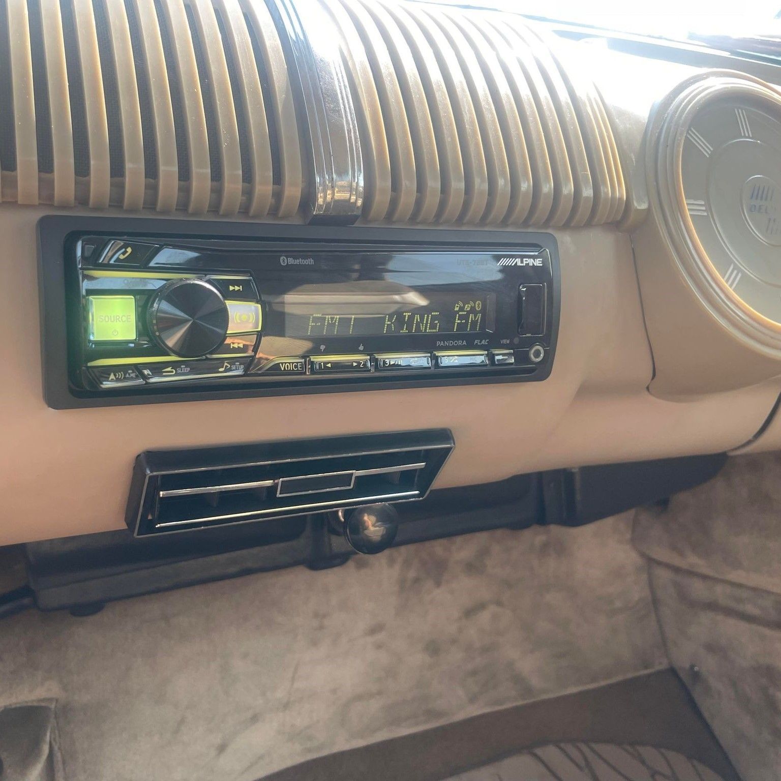 A radio in a car that says fm on it