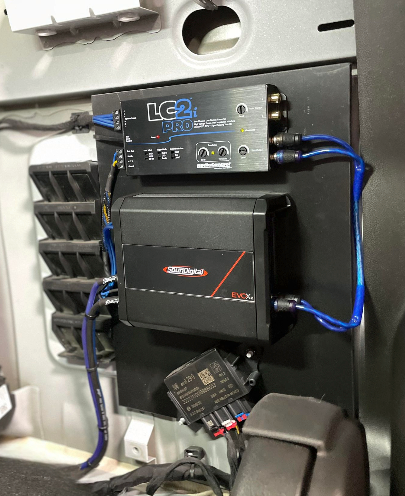 A black box with the word lc2 on it