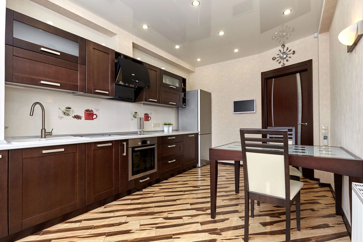 Artigiano al lavoro su infissi e porte in legno