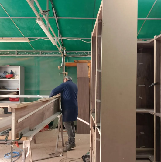 Artigiano falegname che seleziona materiali per un progetto su misura