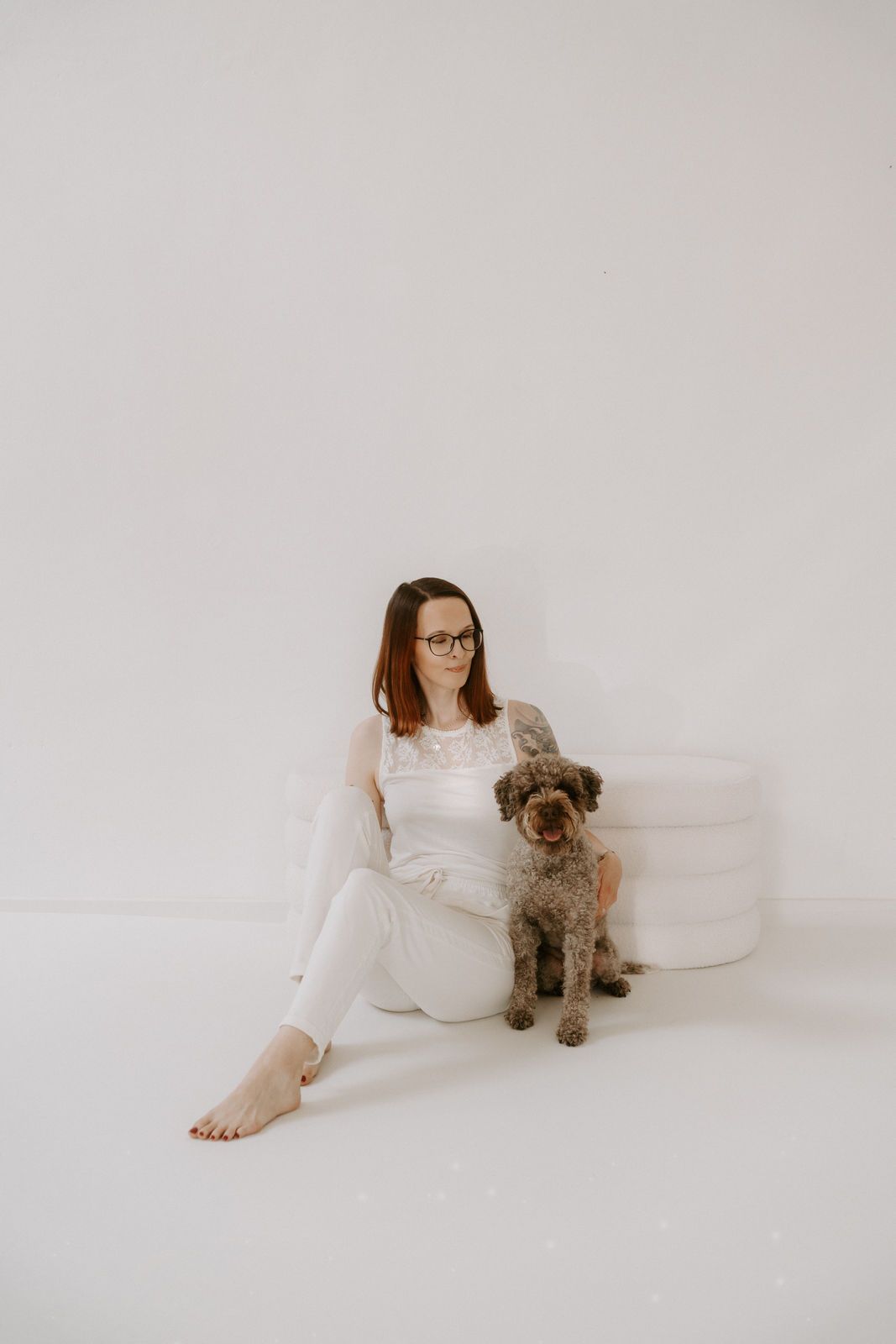 Nadine und ihre Hündin Inji im Studiosetting vor weißem Hintergrund.