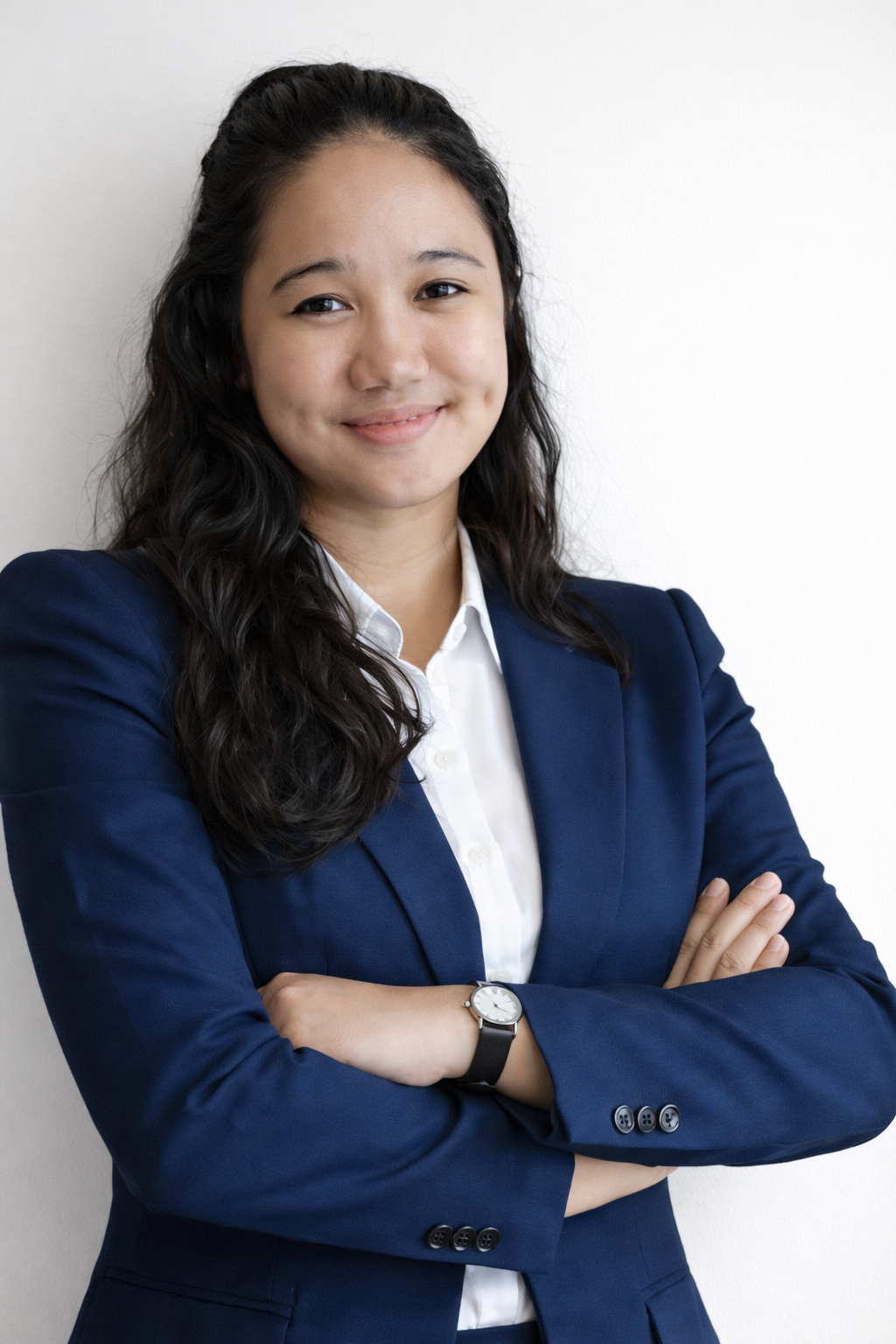 Woman wearing a white shirt and a jeweled headband, smiling with red lipstick.