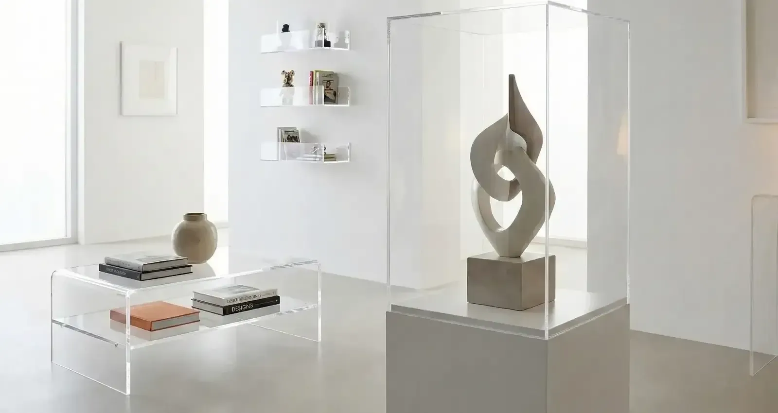 Arredamento design in plexiglass trasparente: tavoli, teche su misura e mensole per interni moderni 