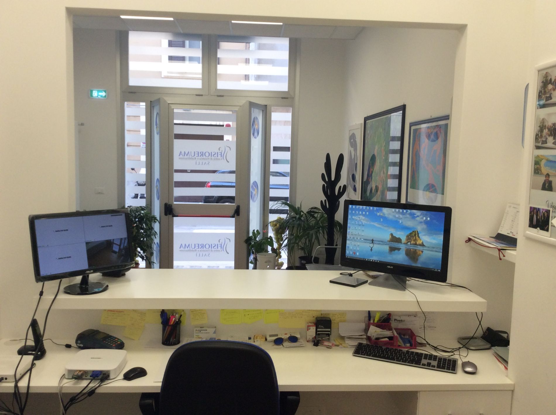 Scrivanie con computer