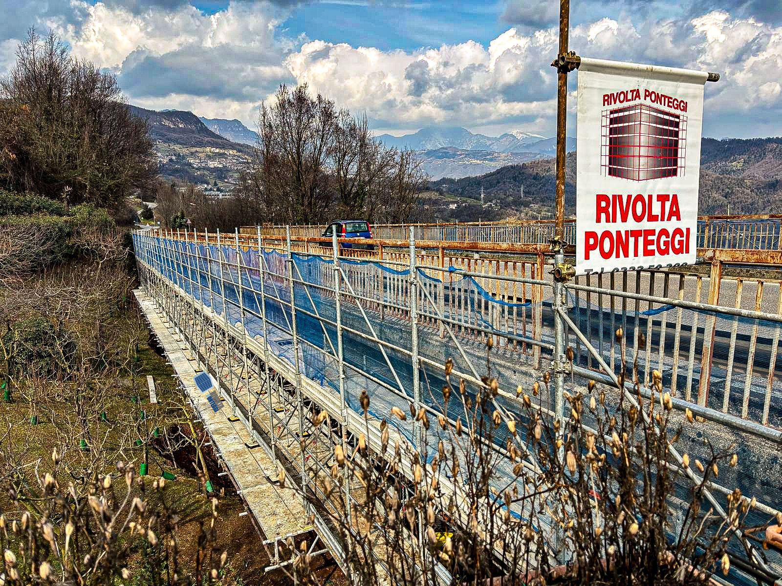 ponteggio sospeso in montagna