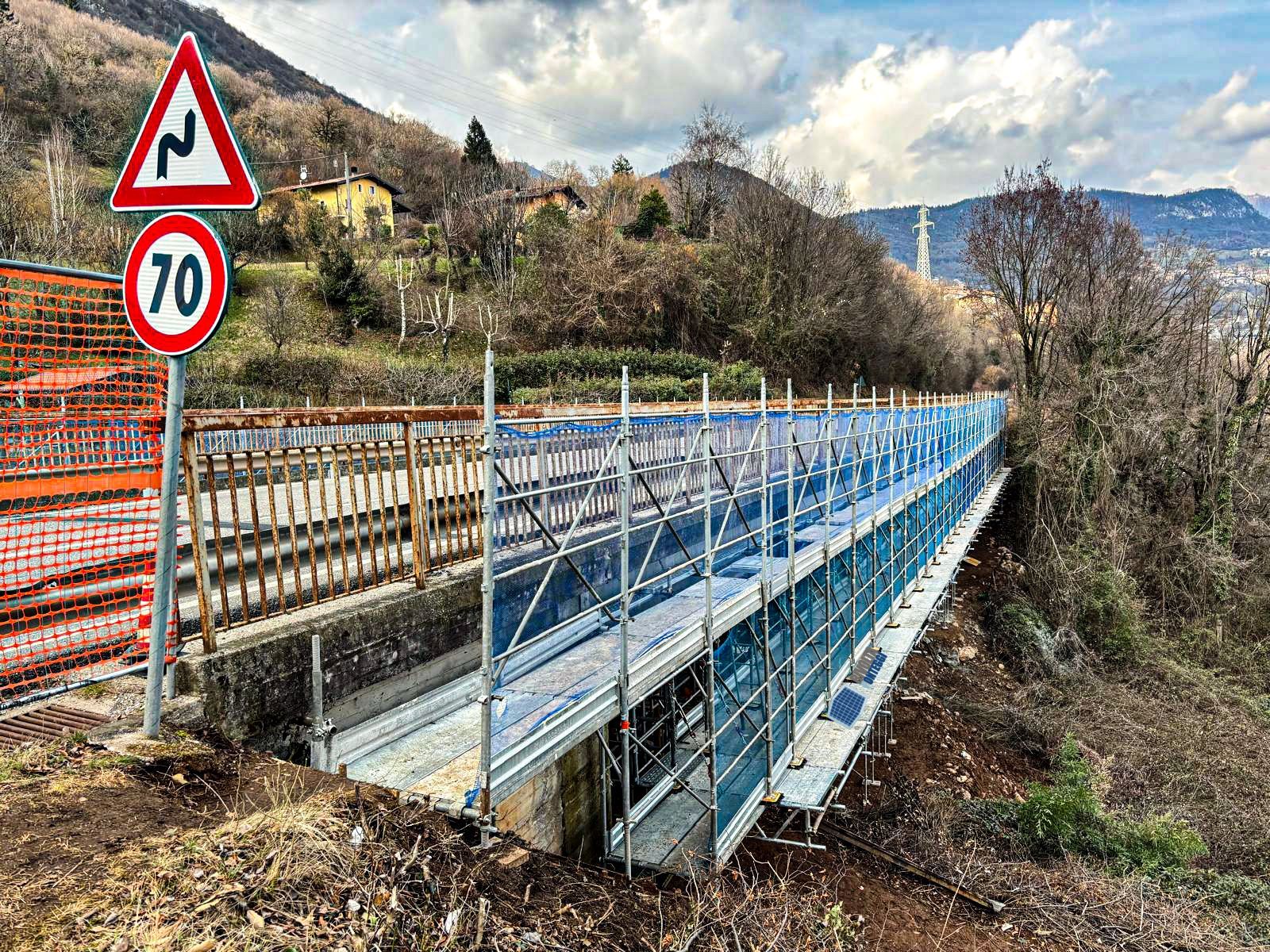 ponteggio sospeso strada in montagna