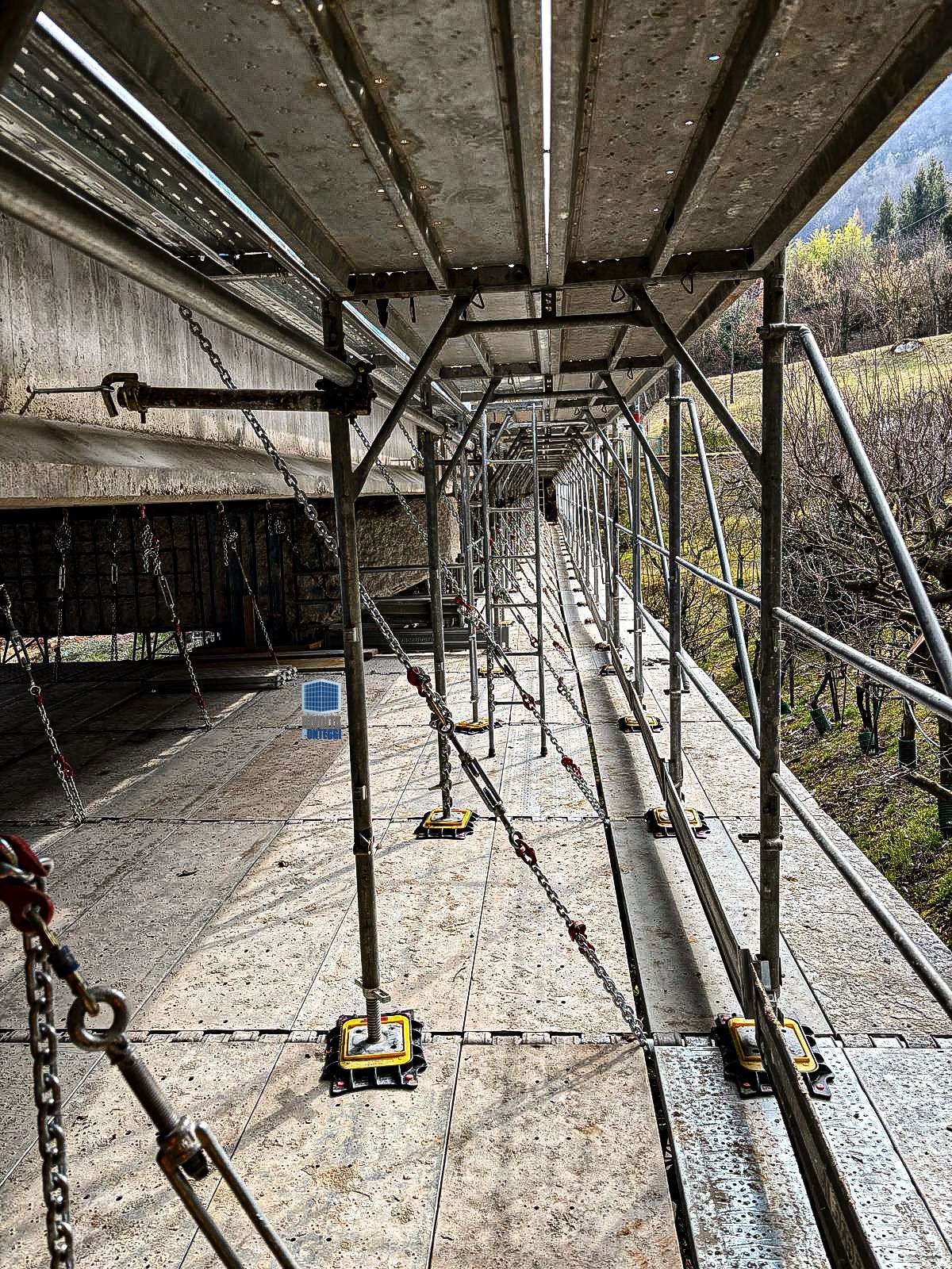 ponteggio sospeso in montagna francia
